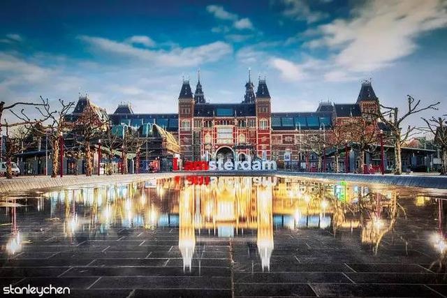 低地国家风景上的美人