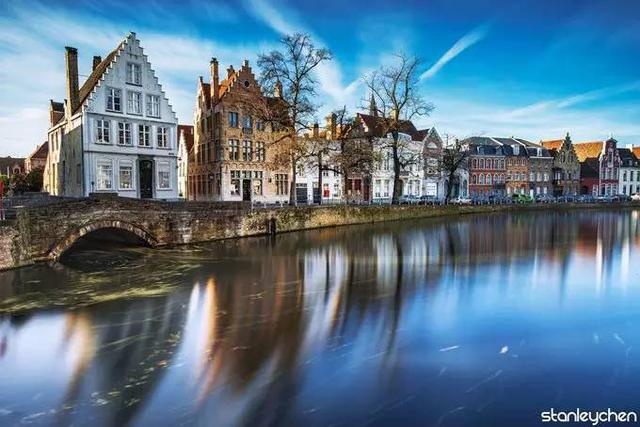 低地国家风景上的美人