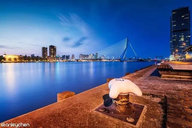 低地国家风景上的美人