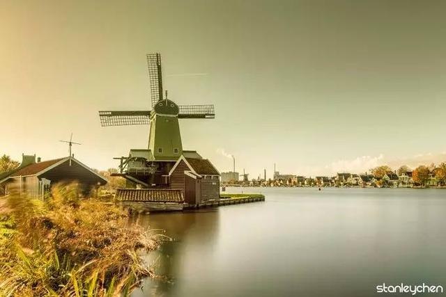 低地国家风景上的美人