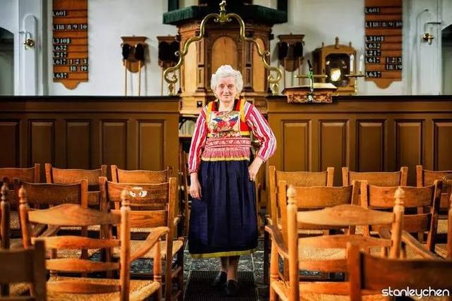 低地国家风景上的美人