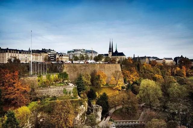 低地国家风景上的美人