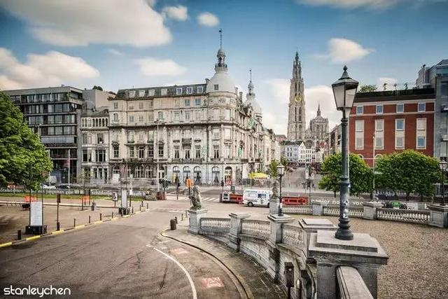 低地国家风景上的美人