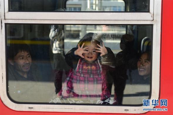 中国铁路总公司：春运首日发送旅客近700万人次