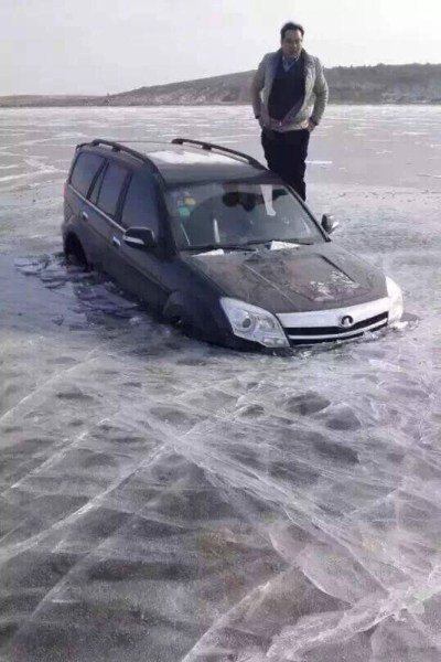 越野車掉入頤和園野湖冰窟 救援鏟車也淪陷