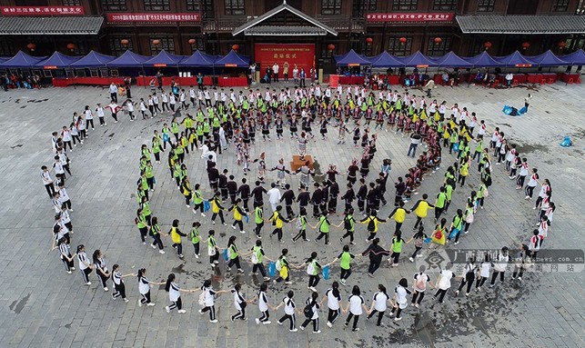 图片默认标题_fororder_侗乡群众在欢跳侗族传统民间歌舞——多耶舞。广西新闻网通讯员 龚普康供图