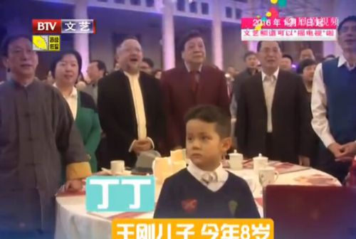 68岁王刚头发胡子全变白 8岁可爱儿子曝光(图)