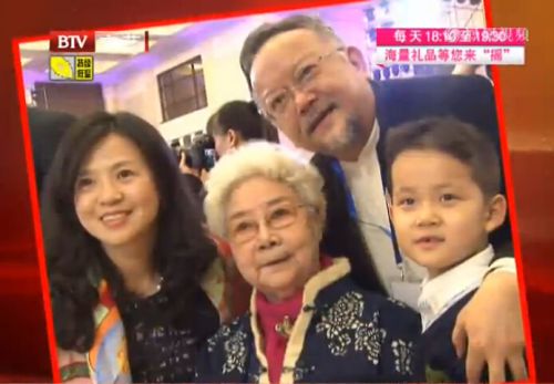 68岁王刚头发胡子全变白 8岁可爱儿子曝光(图)