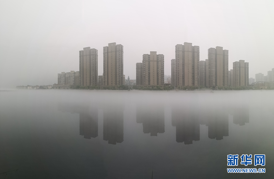 安徽梅山：雨後梅山霧朦朧 半山半水掩新城
