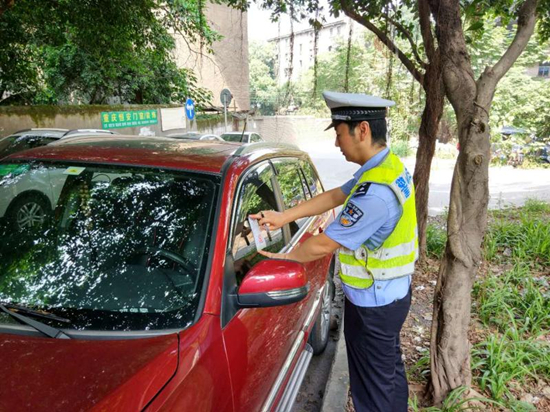 【法制安全】江北警方開展高層建築消防通道違法停車專項整治【內容頁標題】重慶江北警方開展高層建築消防通道違法停車專項整治