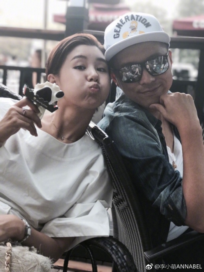 组图：李小萌与王雷甜蜜合照 调侃老公全程姿势不变是雕像