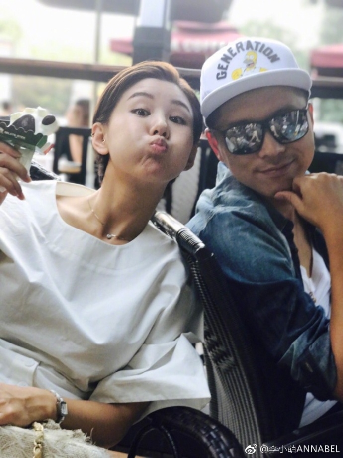 组图：李小萌与王雷甜蜜合照 调侃老公全程姿势不变是雕像