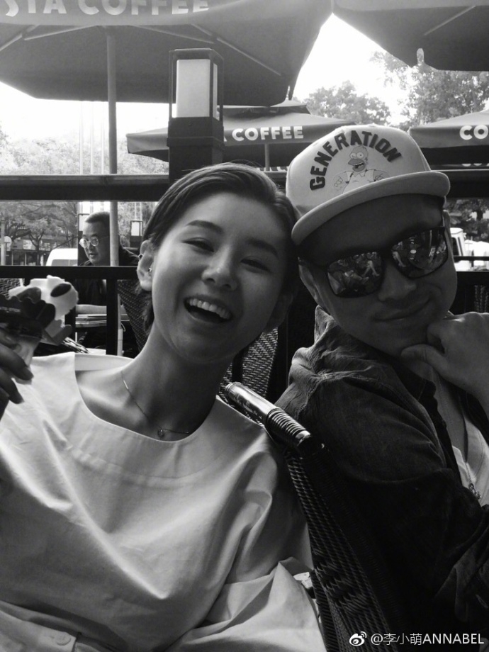 组图：李小萌与王雷甜蜜合照 调侃老公全程姿势不变是雕像