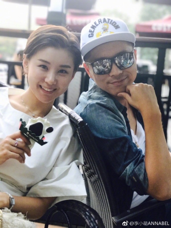 组图：李小萌与王雷甜蜜合照 调侃老公全程姿势不变是雕像