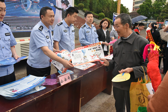 【法制安全】重慶雲陽警方開展打擊和防範經濟犯罪宣傳日活動
