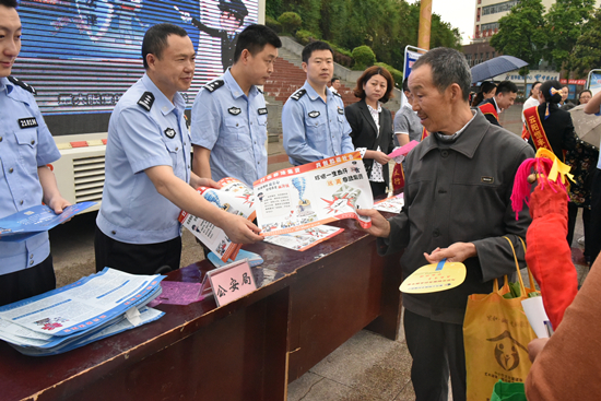 【法制安全】重庆云阳警方开展打击和防范经济犯罪宣传日活动