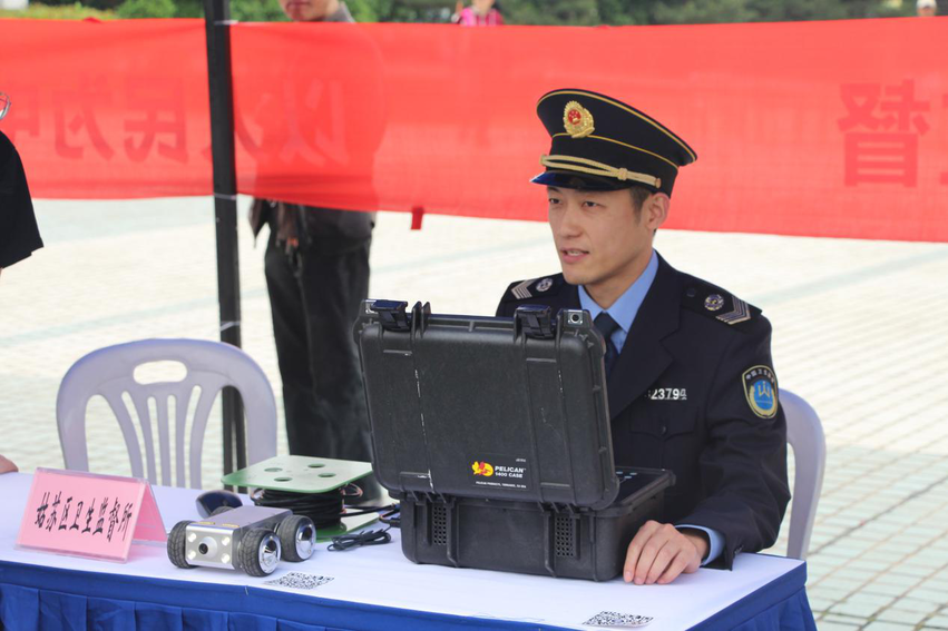 (供稿 平安江蘇列表 三吳大地蘇州 移動版)蘇州姑蘇衛生監督所新設備為空調管道“體檢”