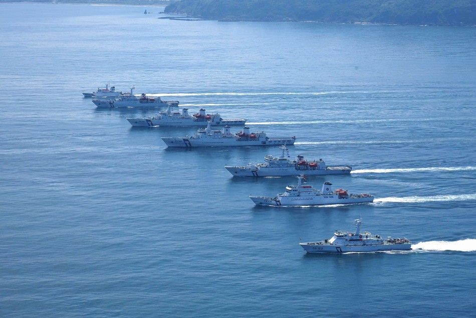 台太平岛守军驱离越渔船 首对越界渔船发射水炮