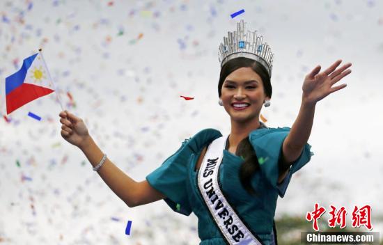 菲律宾环球小姐冠军归国游行受支持者狂热追捧