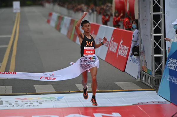 2021成都双遗马拉松鸣枪起跑 全民健身再上新台阶_fororder_全程马拉松男子组冠军钱鼎彬-供图-都江堰市委宣传部