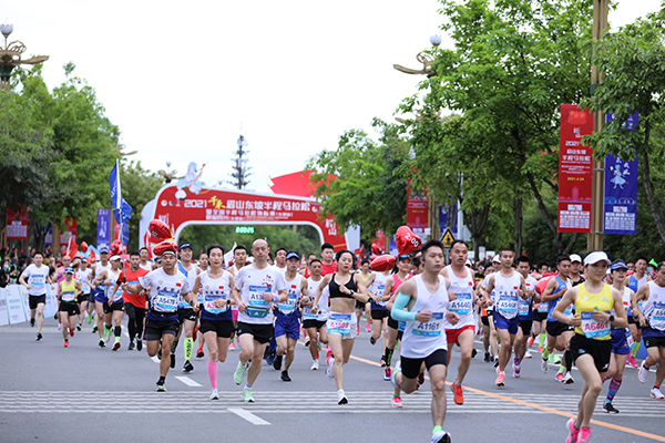 "东马"邀天下 诗书韵眉山 2021眉山东坡半程马拉松鸣枪开跑