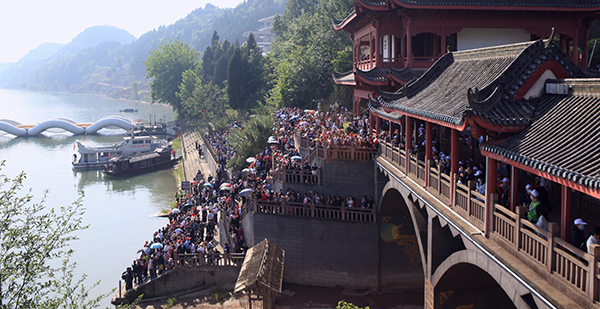 “五一”长假 四川南充文旅市场着实“火”_fororder_游客在蓬安嘉陵第一桑梓景区观百牛渡江奇观