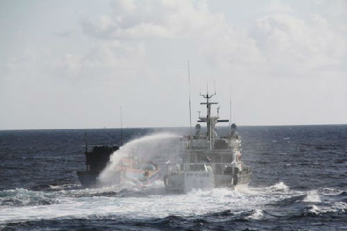 新报：台湾称越南渔船入侵 台巡防艇发射水炮驱逐