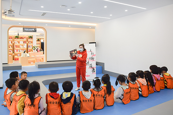 内江市“甜城悦读”书吧将文化送至群众身边_fororder_3文轩姐姐讲故事（摄影-余远文）