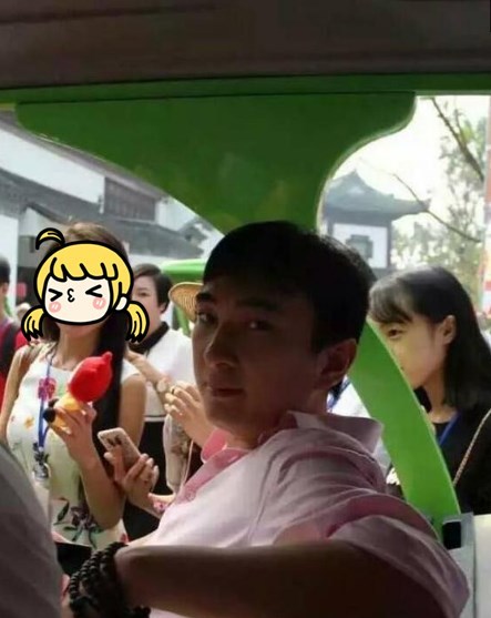 王思聰一家三口首次同框 母親氣質優雅_娛樂_騰訊網