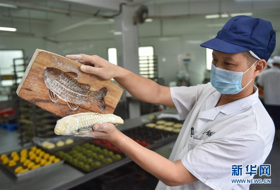 福州：传统“鲤鱼饼”添彩迎中秋