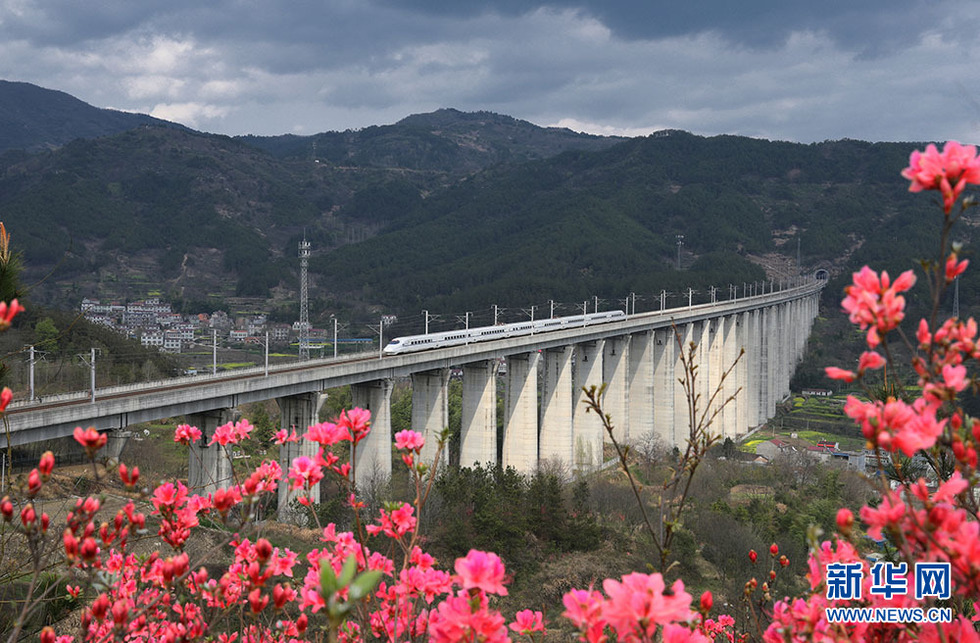打开致富路 架起“连心桥”——最美铁路穿越大别山革命老区