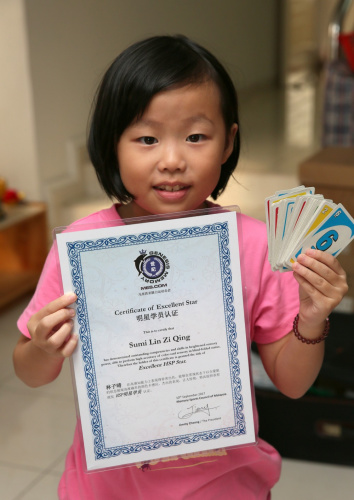 新加坡8岁女童脑力非凡 可蒙眼凭听觉辨识颜色卡