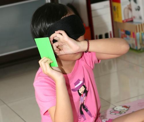 新加坡8岁女童脑力非凡 可蒙眼凭听觉辨识颜色卡