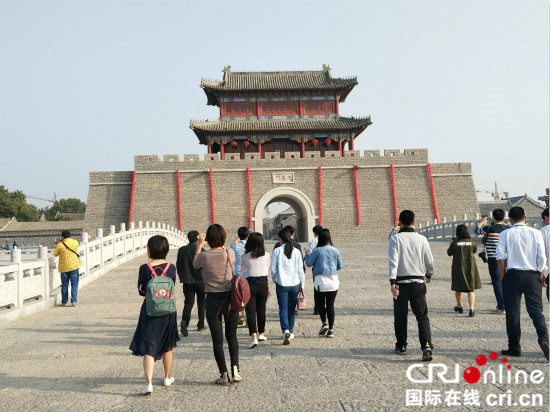 滨州无棣古城多元文化交互融合孕育儒风特色_fororder_采访团一行在无棣古城采访_1_副本