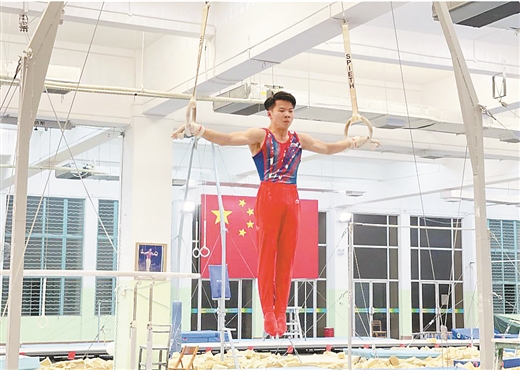 广西男子体操队举行模拟赛