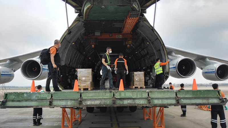 图片默认标题_fororder_塞尔维亚医疗物资包机航班VDA3020正在装货（广州海关供图）