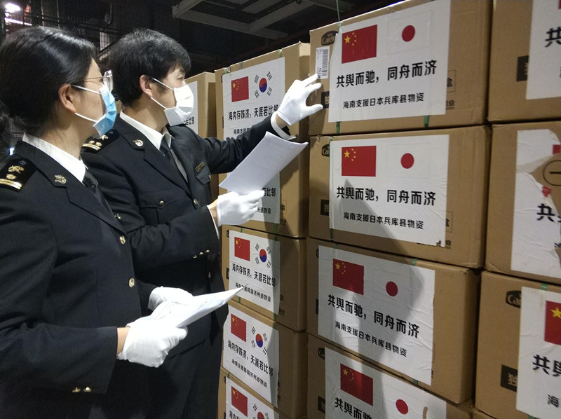 圖片默認標題_fororder_廣州白雲機場海關關員快速驗放出口物資（廣州海關供圖）