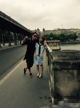 吴昕前男友再晒两人亲密合影 承认盗用女方微博