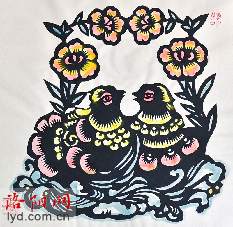 洛阳退休教师用小剪刀“剪”出大世界