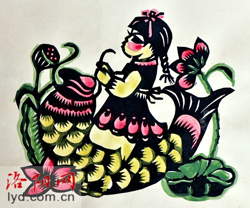 洛阳退休教师用小剪刀“剪”出大世界