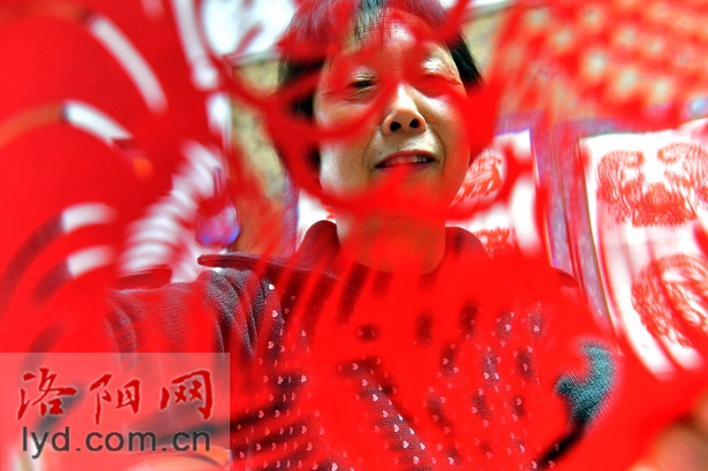 洛阳退休教师用小剪刀“剪”出大世界