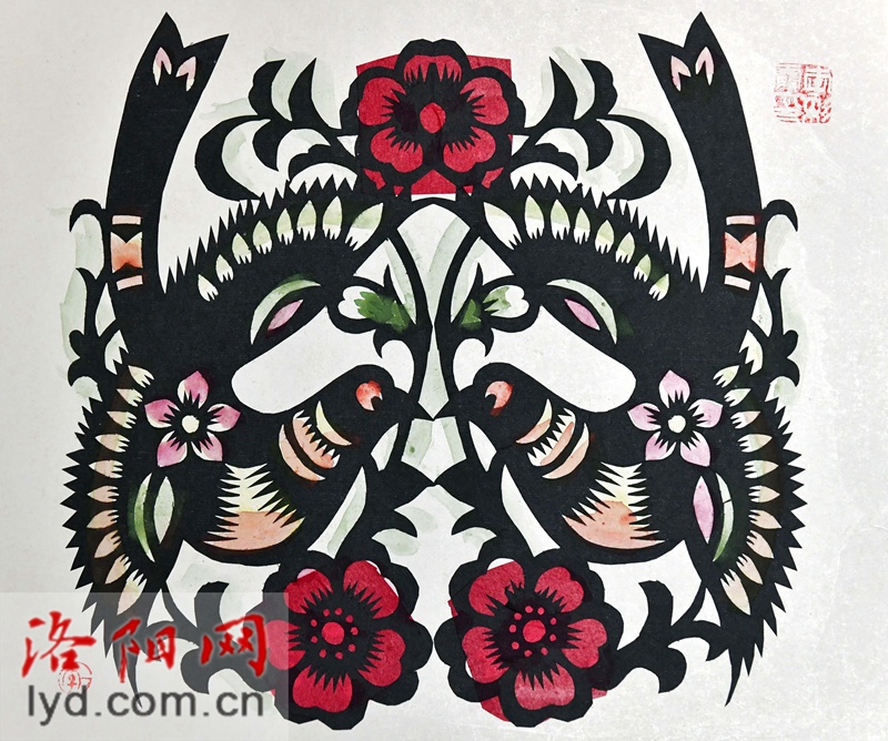 洛阳退休教师用小剪刀“剪”出大世界