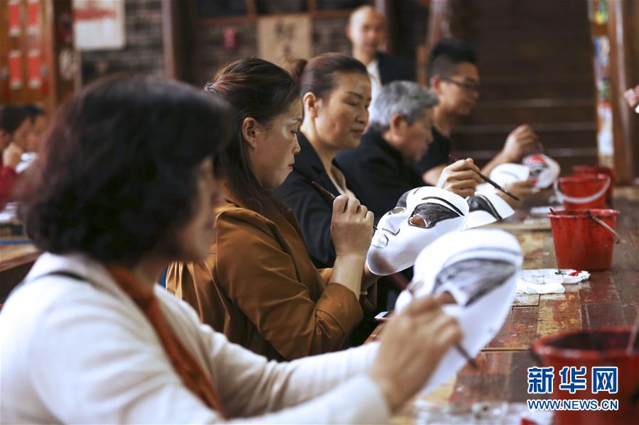 贵州锦屏：舞动花脸龙