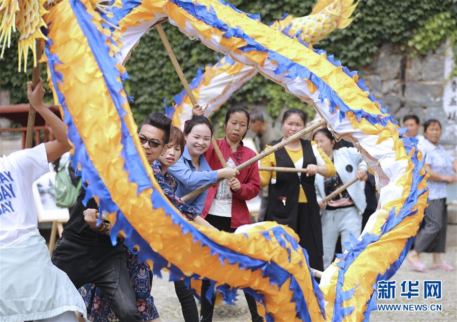 贵州锦屏：舞动花脸龙