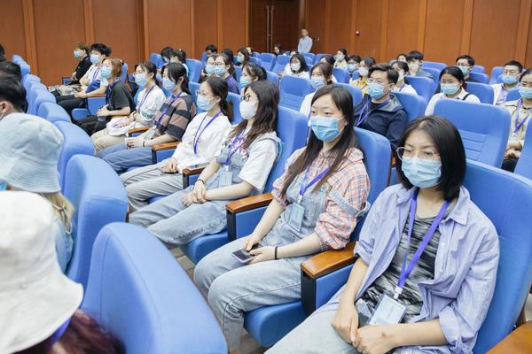 河南省高院舉辦“公眾開放日”活動 52名師生應邀旁聽庭審