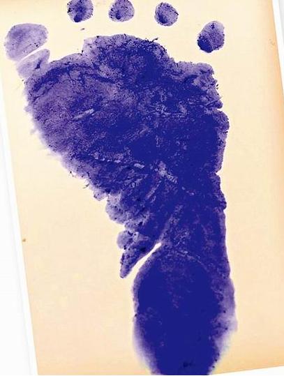 “宫洺”凤小岳升级当爸爸 妻子产下混血儿子