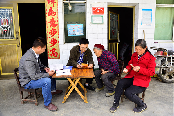 图片默认标题_fororder_深入群众家中开展专项整治--李家乡供图