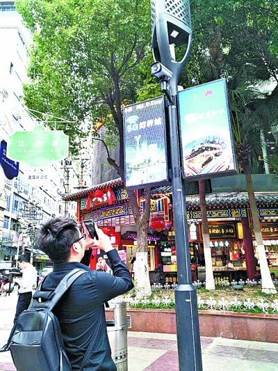 华中首个5G智慧灯杆亮相江汉路