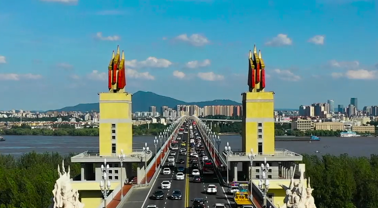 天翻地覆慨而慷！《美术经典中的党史》邀您走进油画《攻占总统府》……