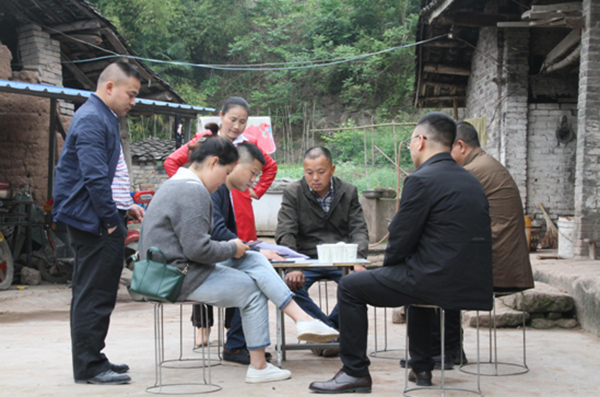 “遂宁市脱贫榜样”陈平：党的关怀脱贫致富 回报社会谢党恩_fororder_扶贫干部到陈平家中帮扶指导（摄影-叶林）